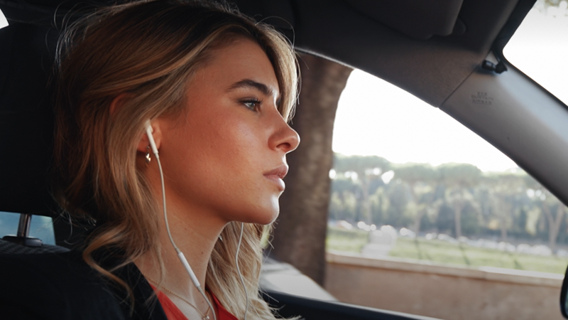 Mulher a conduzir carro.